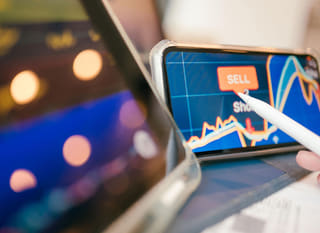 Trader de múltiples activos que evalúa opciones de Bitcoin, Ethereum y forex
