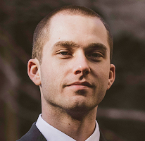 Thomas Whitfield en un retrato como analista de trading y especialista en el mercado cripto